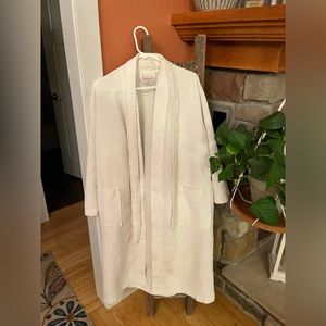 Unisex long bathrobe.